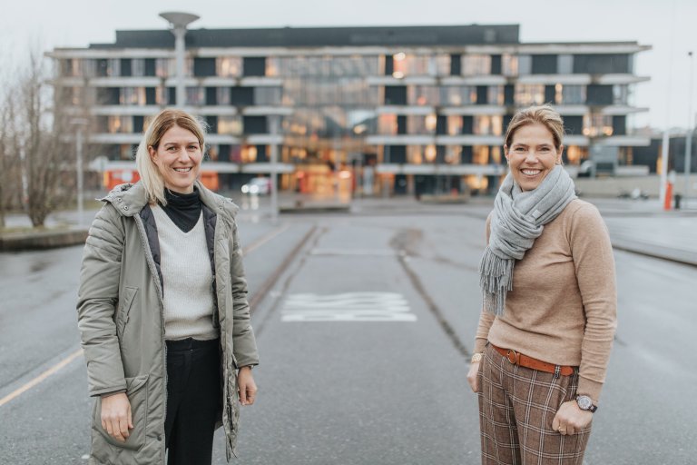 Dette bildet er en lenke til en artikkel om en videregående skole som har brukt tilskudd til ekspertbistand. Motivet i bildet er to ansatte ved skolen. De smiler til kamera. Foto.