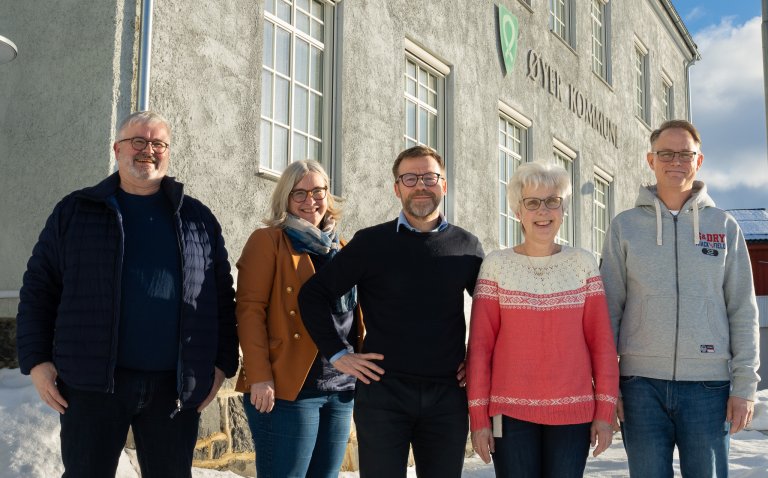 Foto av en gruppe mennesker som står sammen utenfor rådhuset i Øyer kommune.